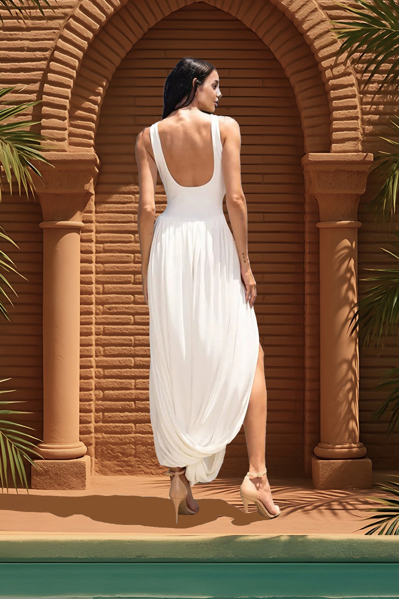 Drapiertes Maxikleid mit skulpturalem Rock und seitlichem Schlitz - Weiß
