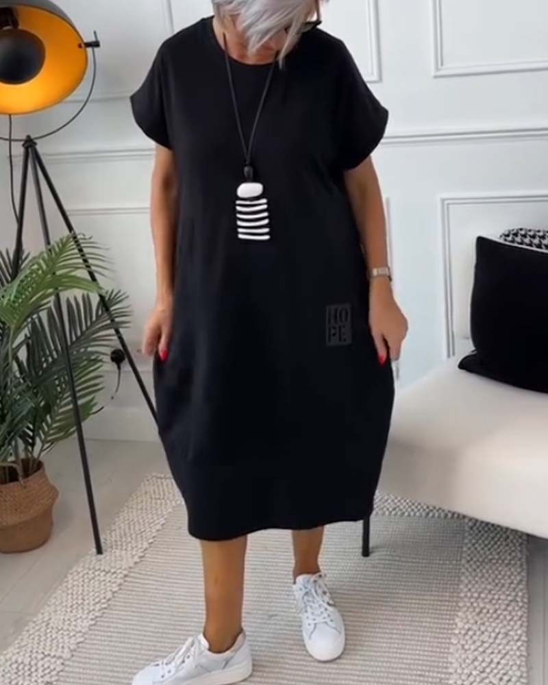 Schlichtes kurzärmliges Freizeitkleid mit Buchstabendruck