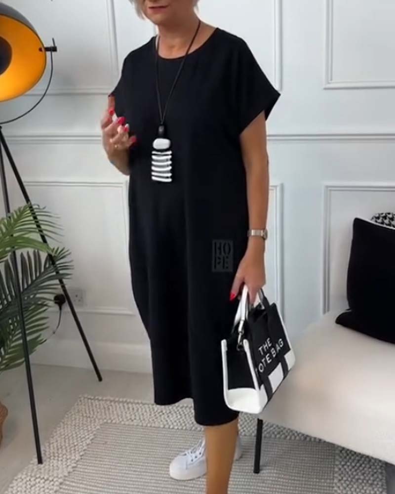 Schlichtes kurzärmliges Freizeitkleid mit Buchstabendruck